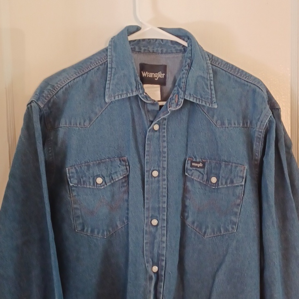 Wrangler denim shirt snaps men's size  17x34  100 percent cotton